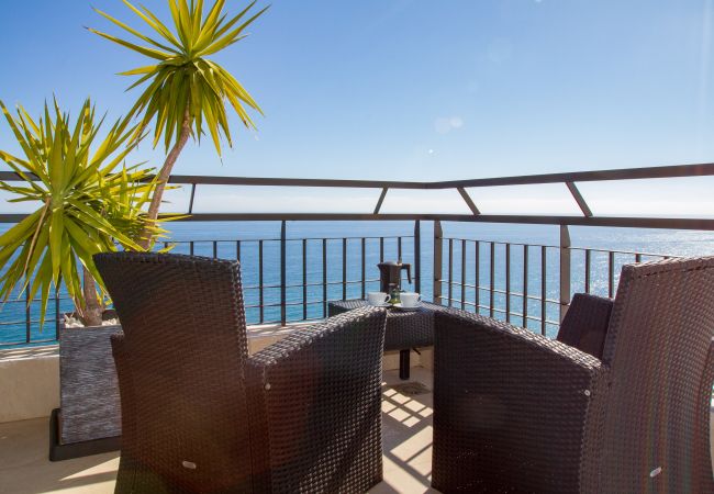 Apartamento en Torrox Costa -  Ático Calaceite Blanco | Relax con Vistas al Mar de 180° cerca de Nerja Apartamento en Torrox Costa -  Ático Calaceite Blanco | Relax con Vistas al Mar de 180° cerca de Nerja