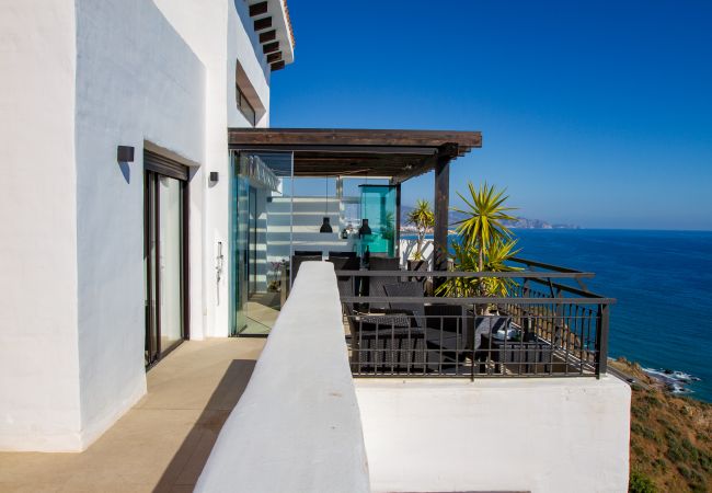 Apartamento en Torrox Costa -  Ático Calaceite Blanco | Relax con Vistas al Mar de 180° cerca de Nerja Apartamento en Torrox Costa -  Ático Calaceite Blanco | Relax con Vistas al Mar de 180° cerca de Nerja