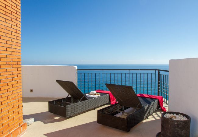 Apartamento en Torrox Costa -  Ático Calaceite Blanco | Relax con Vistas al Mar de 180° cerca de Nerja Apartamento en Torrox Costa -  Ático Calaceite Blanco | Relax con Vistas al Mar de 180° cerca de Nerja