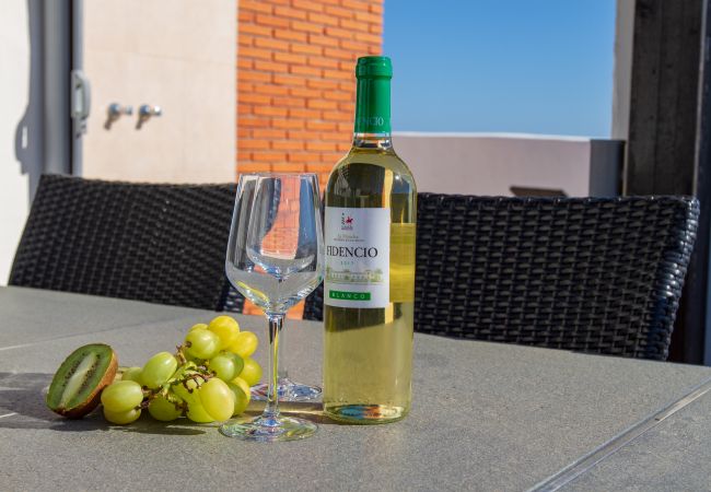 Apartamento en Torrox Costa -  Ático Calaceite Blanco | Relax con Vistas al Mar de 180° cerca de Nerja Apartamento en Torrox Costa -  Ático Calaceite Blanco | Relax con Vistas al Mar de 180° cerca de Nerja