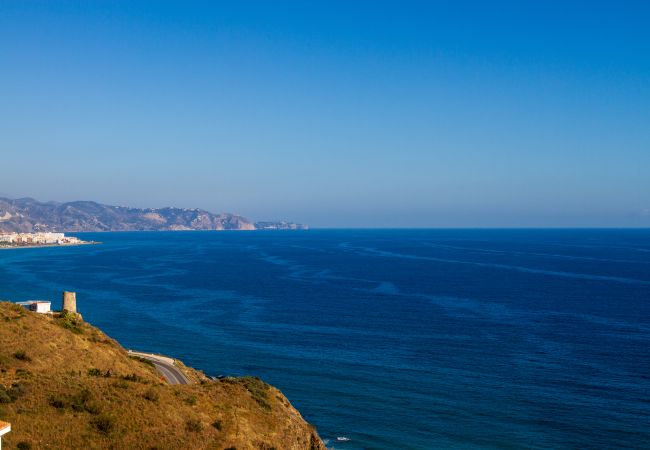 Apartamento en Torrox Costa -  Ático Calaceite Blanco | Relax con Vistas al Mar de 180° cerca de Nerja Apartamento en Torrox Costa -  Ático Calaceite Blanco | Relax con Vistas al Mar de 180° cerca de Nerja
