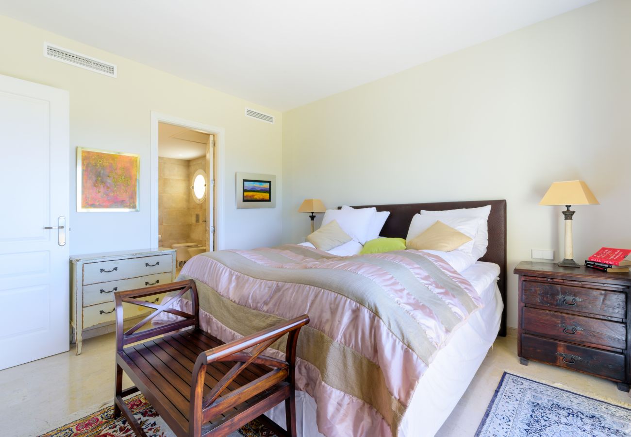 Apartamento en Marbella - Elviria Hills Penthouse – Idílico Oasis con Vistas al Golf y al Mar en Marbella