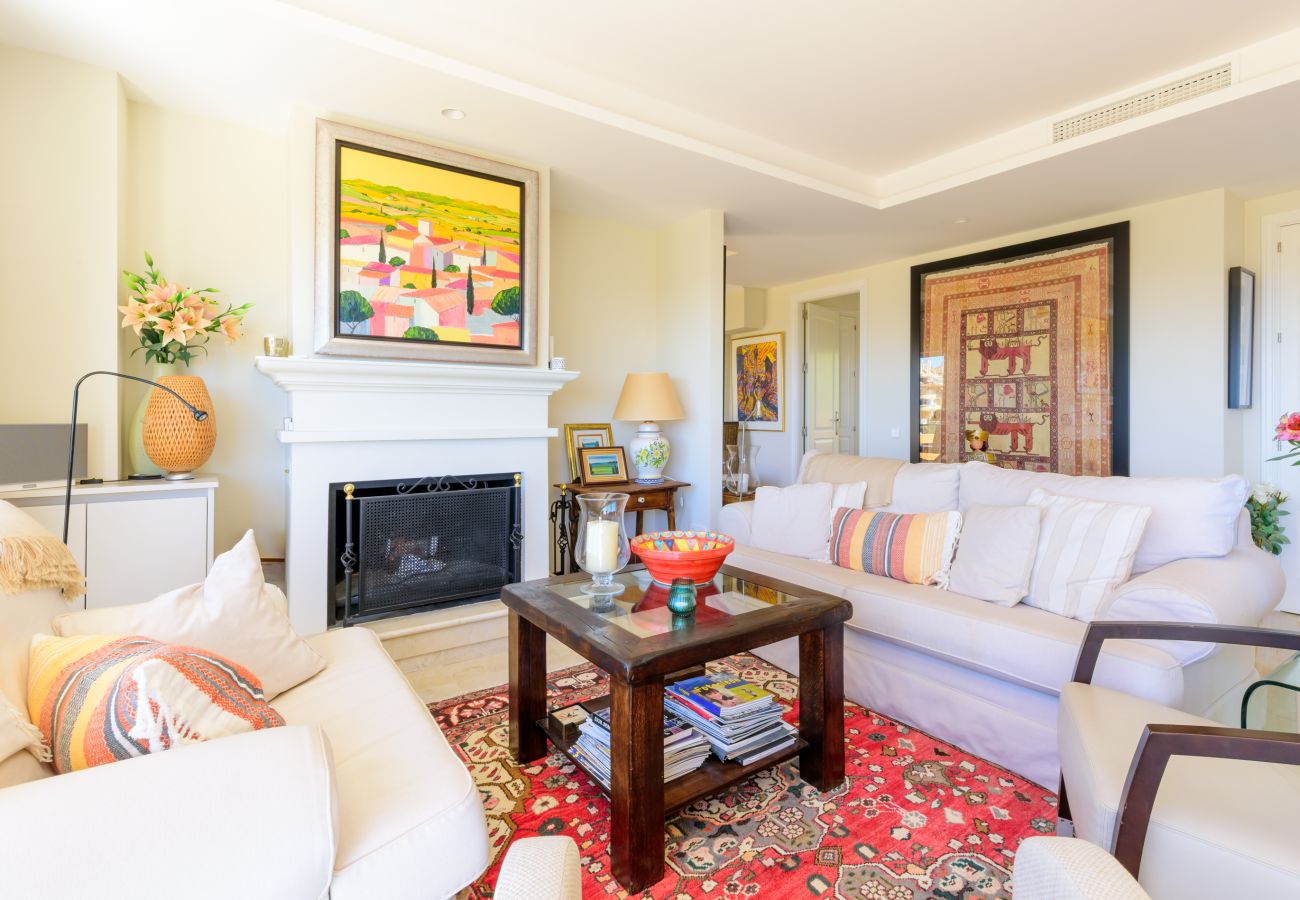 Apartamento en Marbella - Elviria Hills Penthouse – Idílico Oasis con Vistas al Golf y al Mar en Marbella
