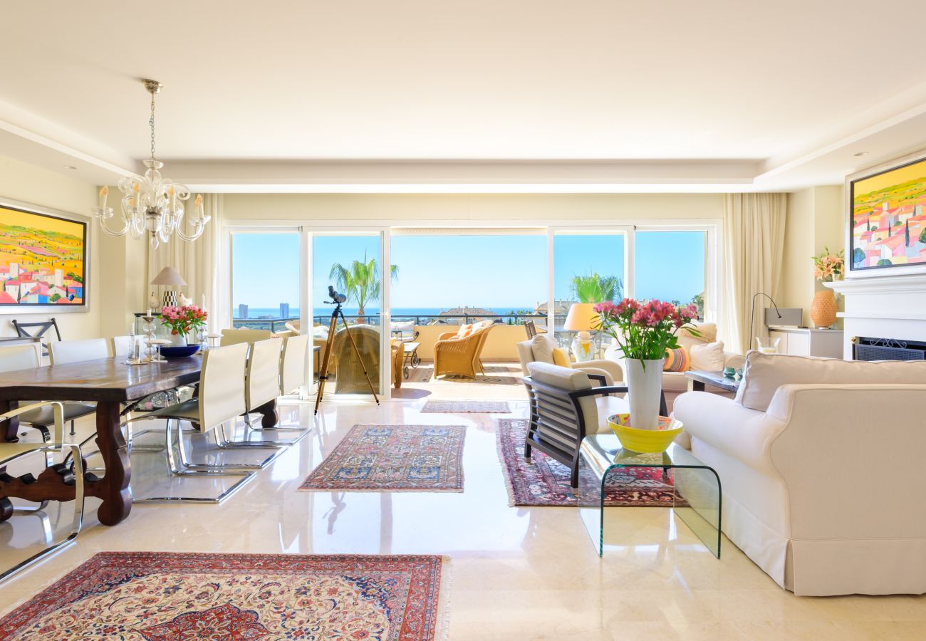 Apartamento en Marbella - Elviria Hills Penthouse – Idílico Oasis con Vistas al Golf y al Mar en Marbella