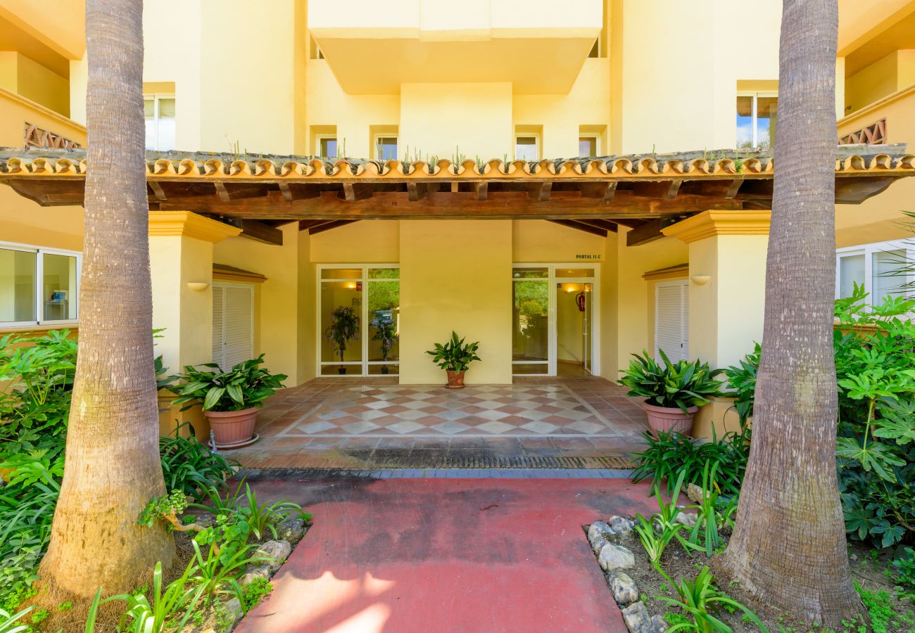 Apartamento en Marbella - Elviria Hills Penthouse – Idílico Oasis con Vistas al Golf y al Mar en Marbella