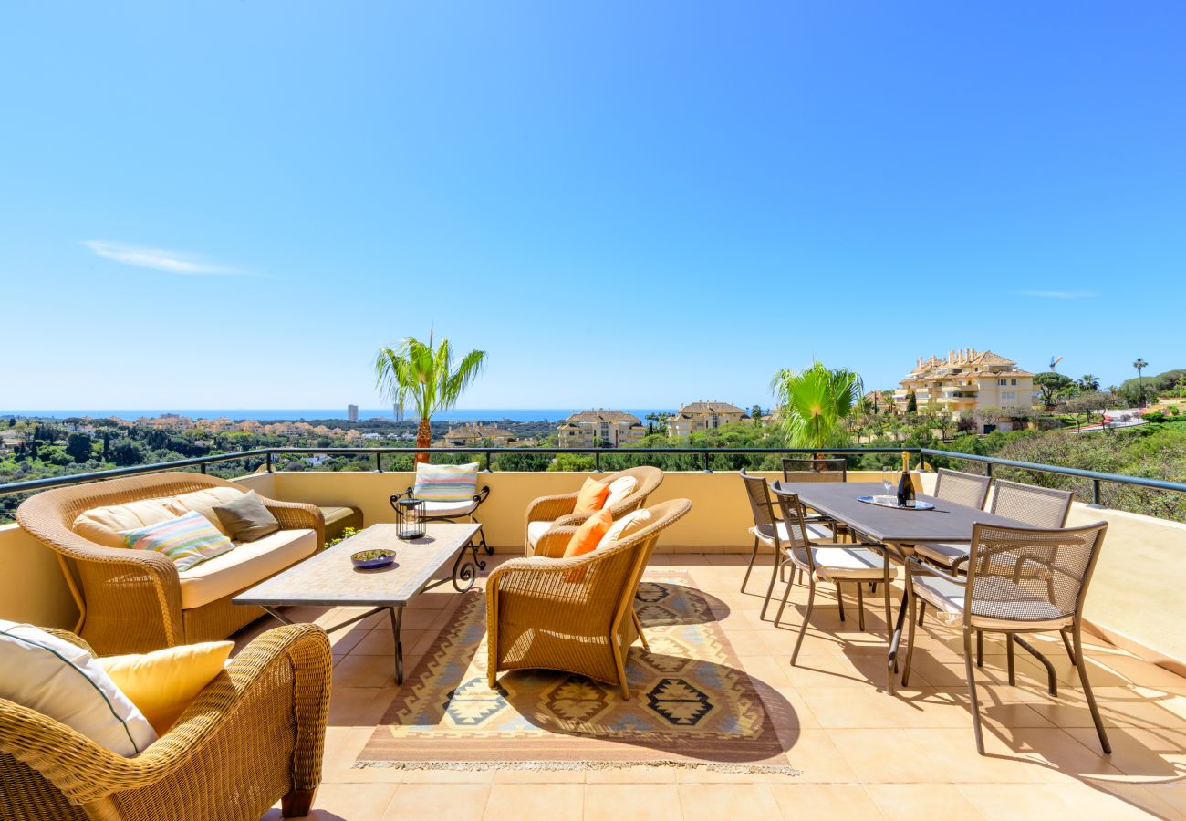Apartamento en Marbella - Elviria Hills Penthouse – Idílico Oasis con Vistas al Golf y al Mar en Marbella
