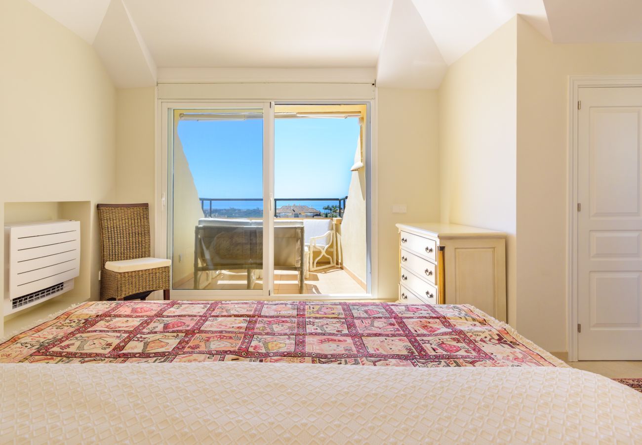 Apartamento en Marbella - Elviria Hills Penthouse – Idílico Oasis con Vistas al Golf y al Mar en Marbella
