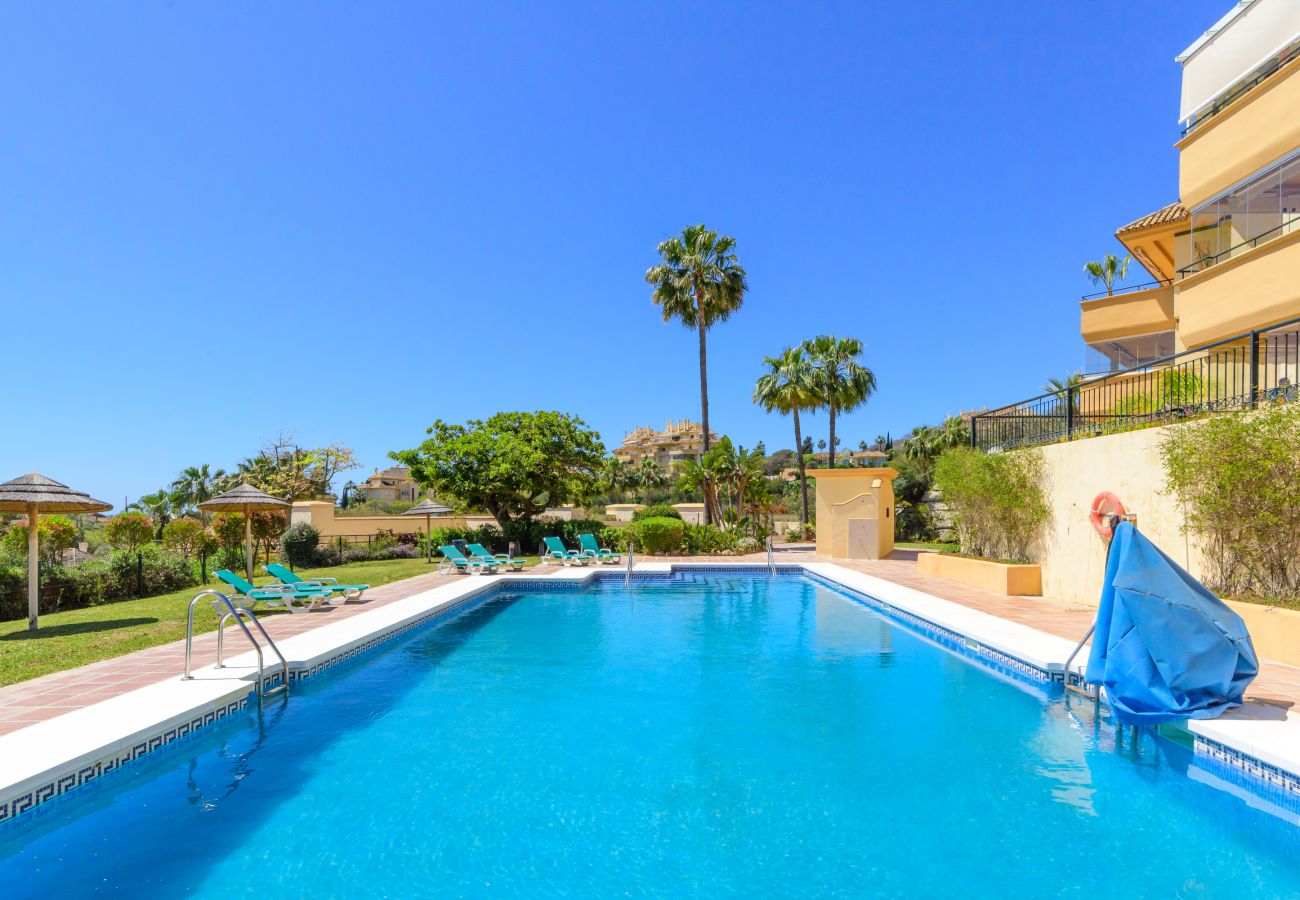 Apartamento en Marbella - Elviria Hills Penthouse – Idílico Oasis con Vistas al Golf y al Mar en Marbella
