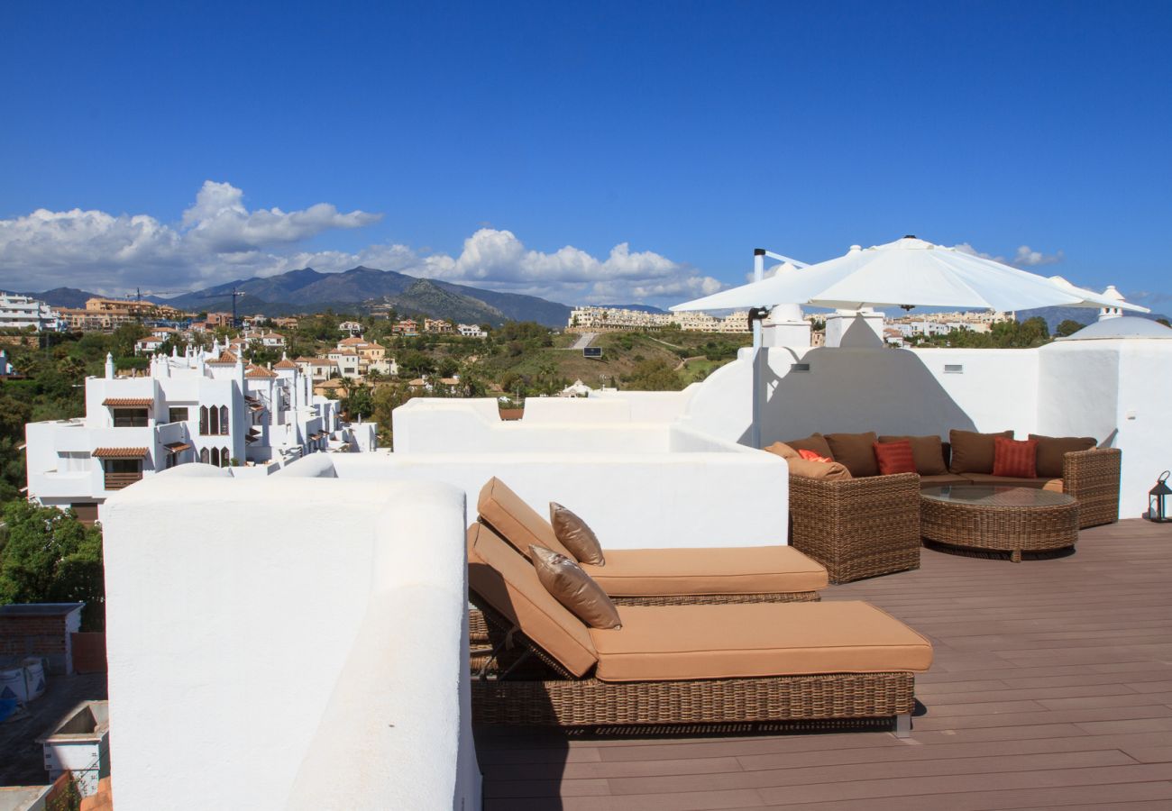 Ferienwohnung in Estepona - Top del Golf Hills Marbella - Large roof top lounge terrace