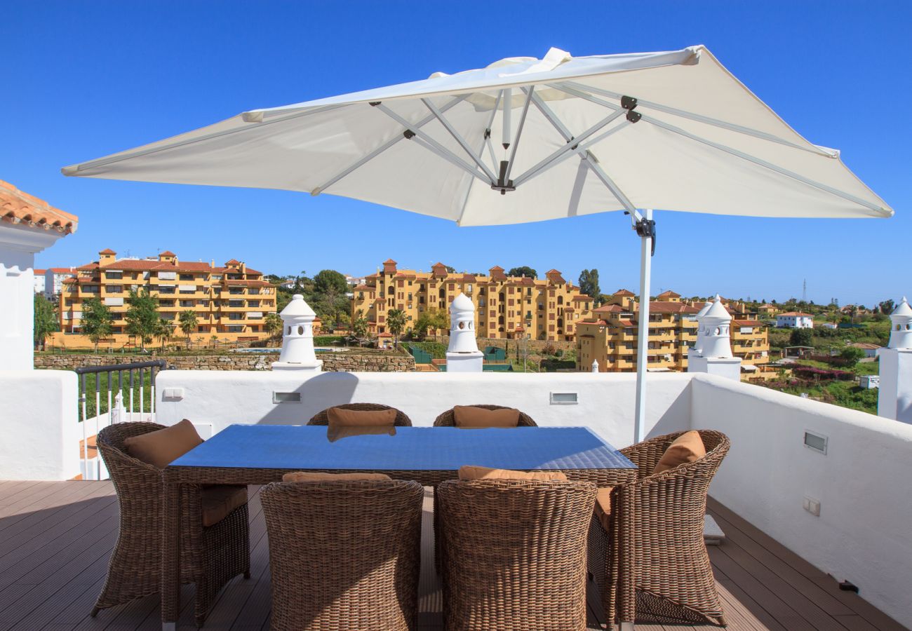 Ferienwohnung in Estepona - Top del Golf Hills Marbella - Large roof top lounge terrace