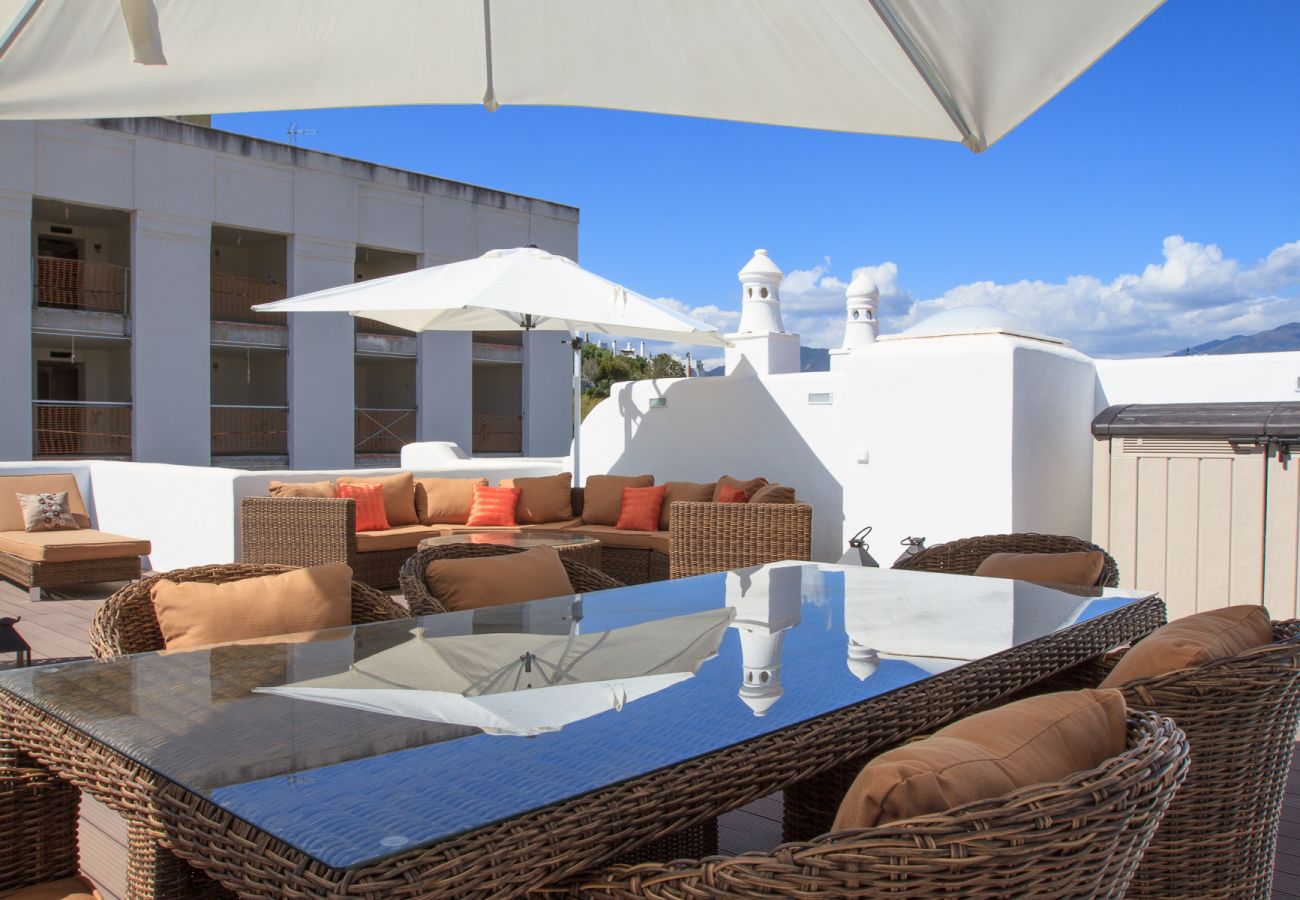 Ferienwohnung in Estepona - Top del Golf Hills Marbella - Large roof top lounge terrace