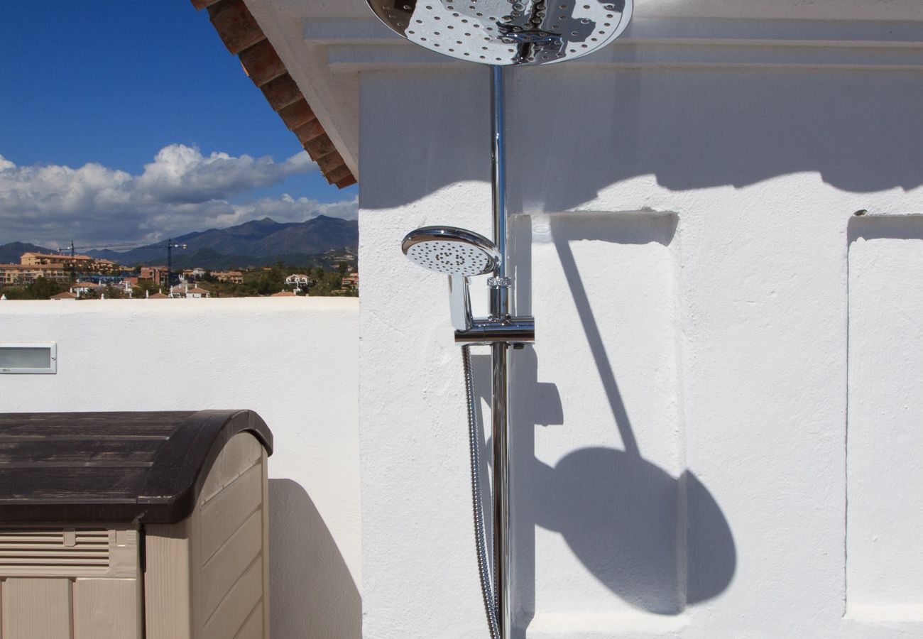 Ferienwohnung in Estepona - Top del Golf Hills Marbella - Large roof top lounge terrace