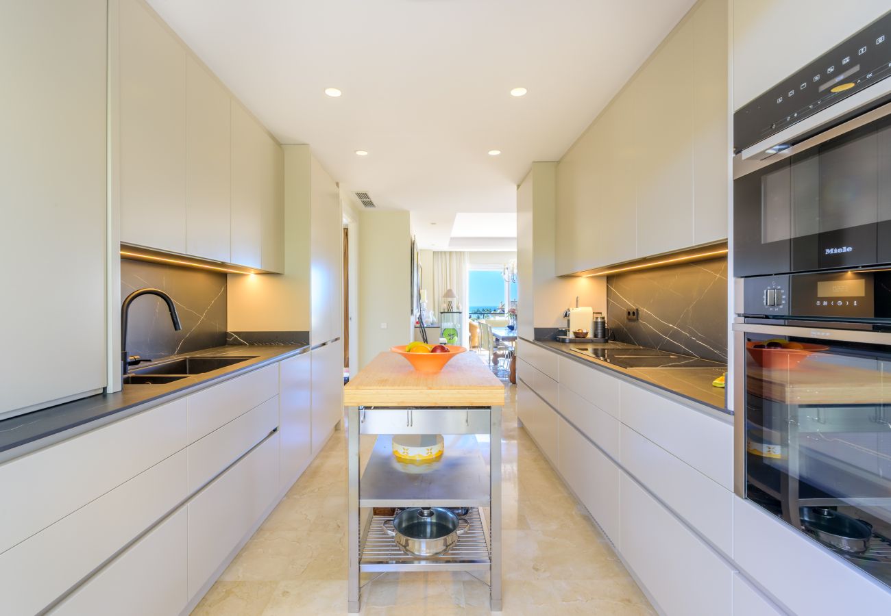 Ferienwohnung in Marbella - Elviria Hills Penthouse – Idyllische Golf- und Meerblick-Oase in Marbella