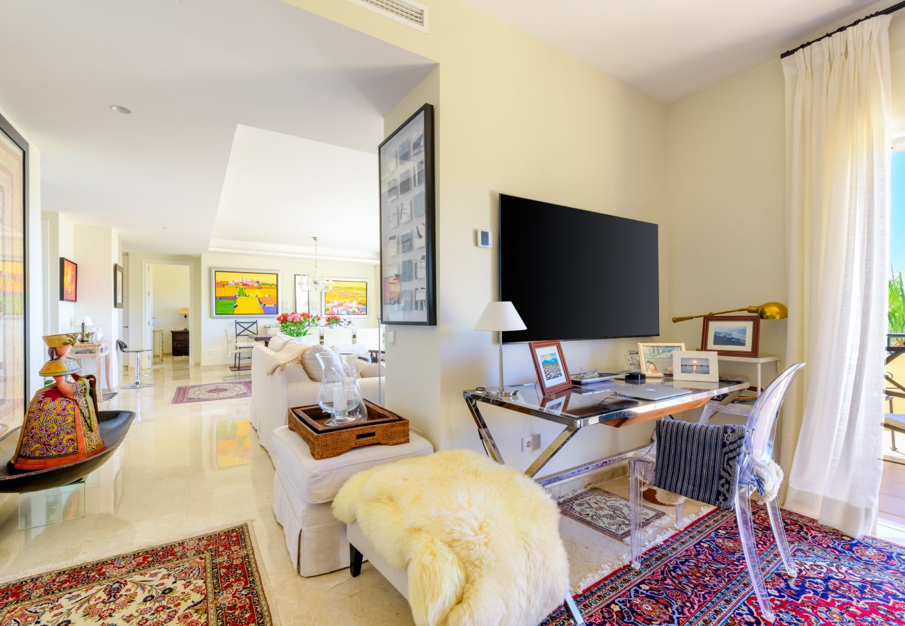 Ferienwohnung in Marbella - Elviria Hills Penthouse – Idyllische Golf- und Meerblick-Oase in Marbella