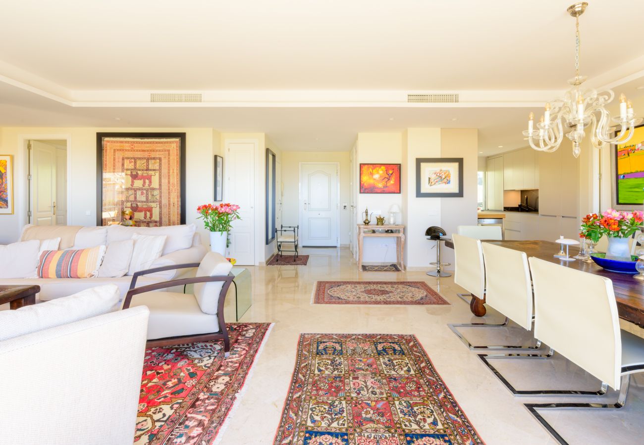 Ferienwohnung in Marbella - Elviria Hills Penthouse – Idyllische Golf- und Meerblick-Oase in Marbella