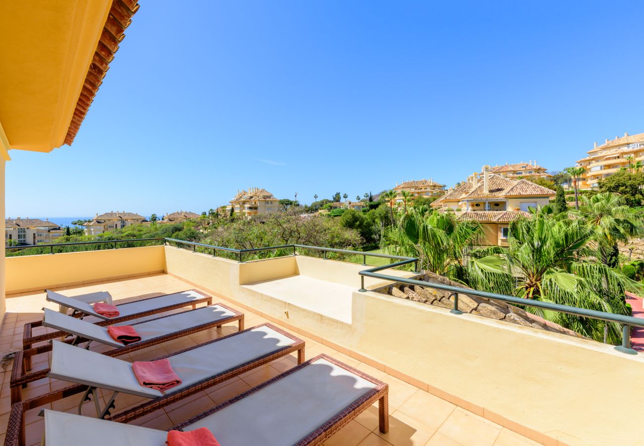 Ferienwohnung in Marbella - Elviria Hills Penthouse – Idyllische Golf- und Meerblick-Oase in Marbella