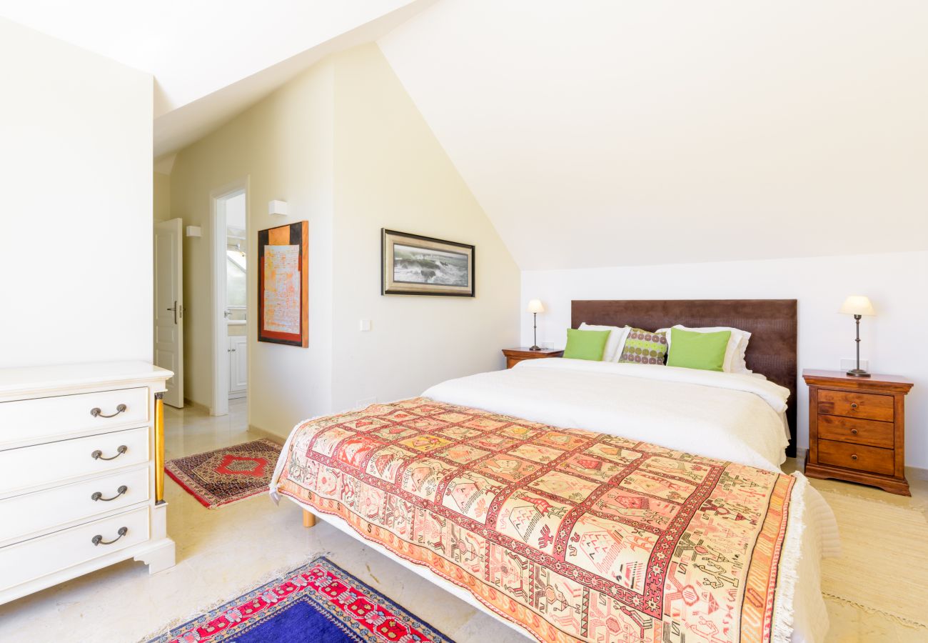 Ferienwohnung in Marbella - Elviria Hills Penthouse – Idyllische Golf- und Meerblick-Oase in Marbella