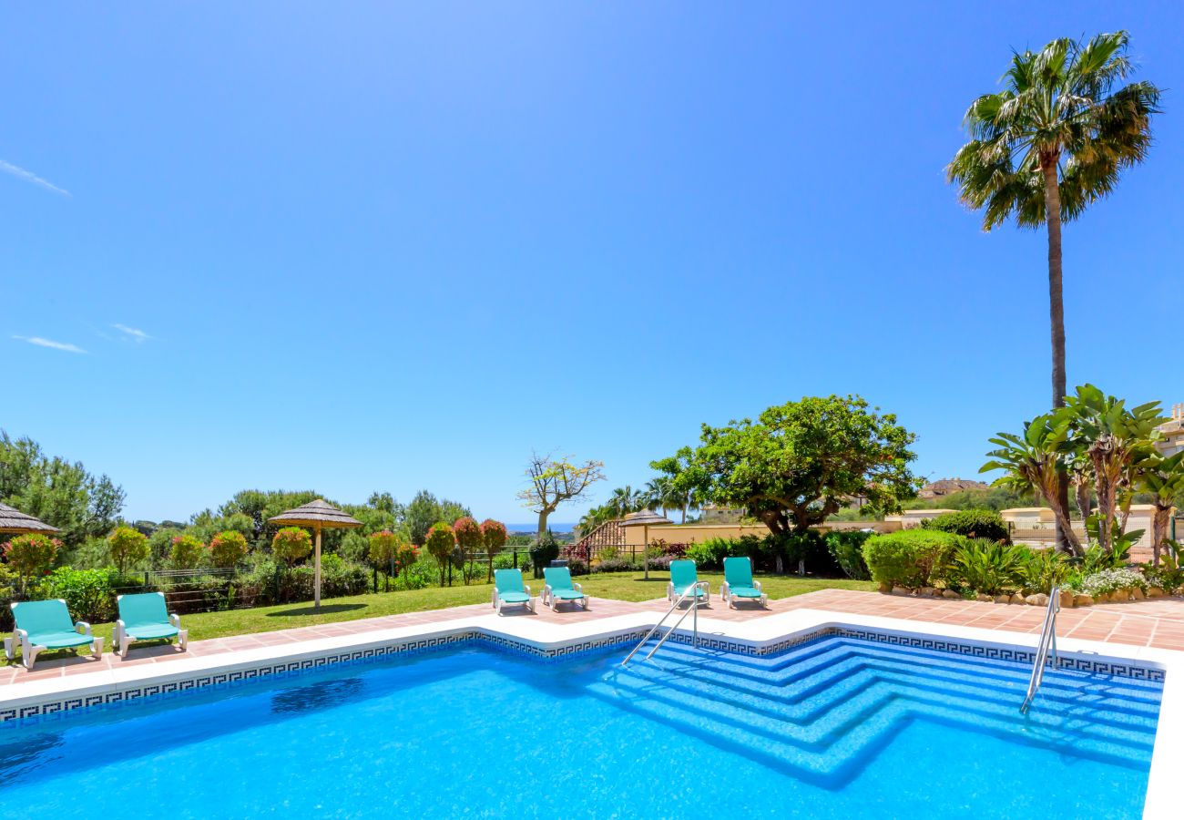Ferienwohnung in Marbella - Elviria Hills Penthouse – Idyllische Golf- und Meerblick-Oase in Marbella