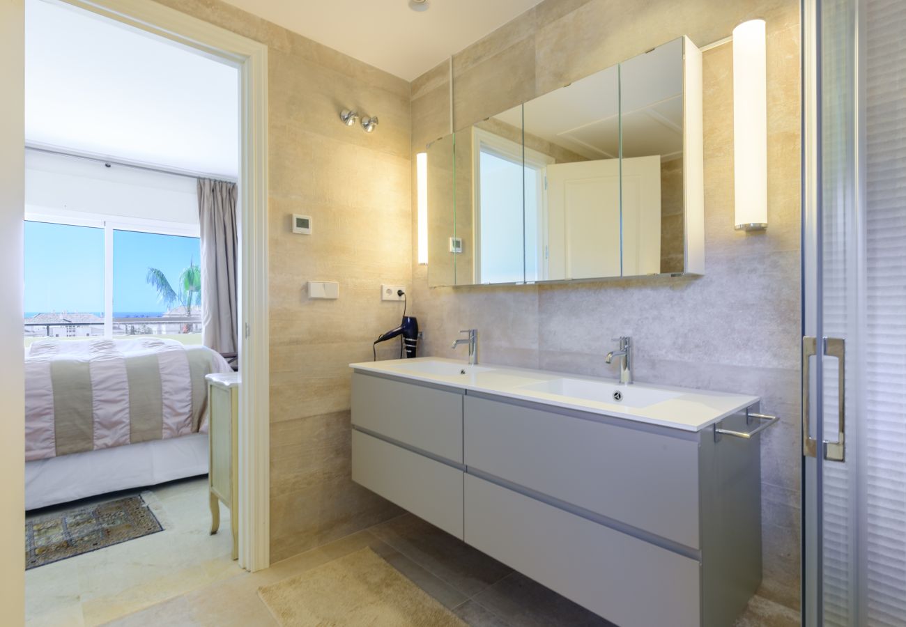 Ferienwohnung in Marbella - Elviria Hills Penthouse – Idyllische Golf- und Meerblick-Oase in Marbella
