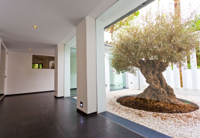 Villa in Marbella - La Corsa Marbella - Luxury 5 bed/bath villa with private pool, jacuzzi Villa in Marbella - La Corsa Marbella - Luxury 5 bed/bath villa with private pool, jacuzzi