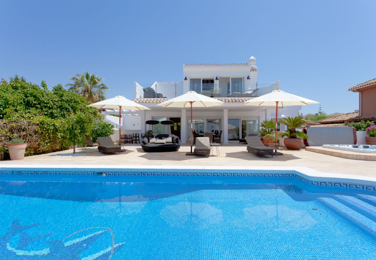 Villa in Marbella - El Rosario Marbella - Luxury 6 bed/bath villa, private pool, jacuzzi