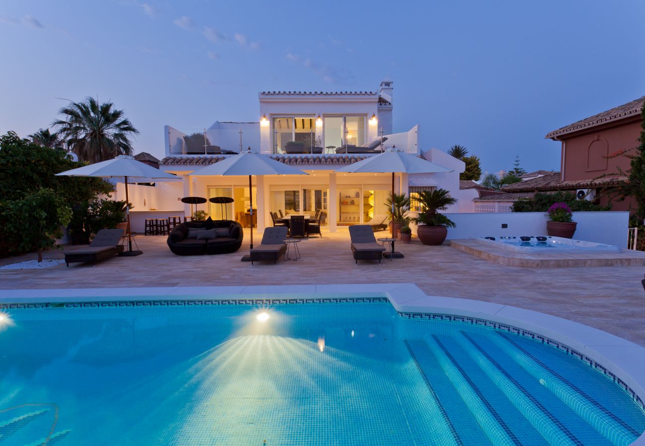 Villa in Marbella - El Rosario Marbella - Luxury 6 bed/bath villa, private pool, jacuzzi