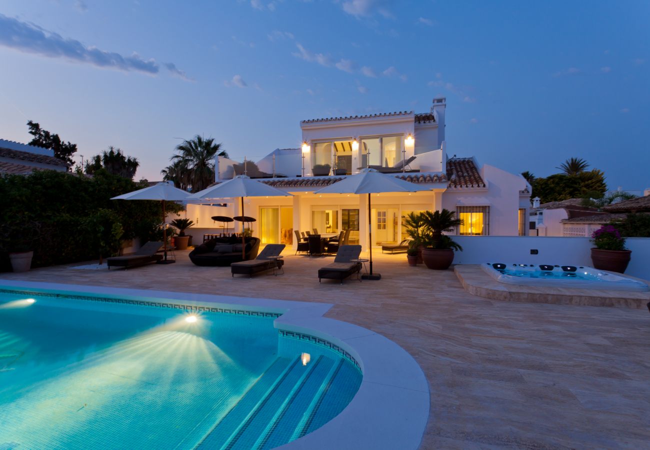 Villa in Marbella - El Rosario Marbella - Luxury 6 bed/bath villa, private pool, jacuzzi