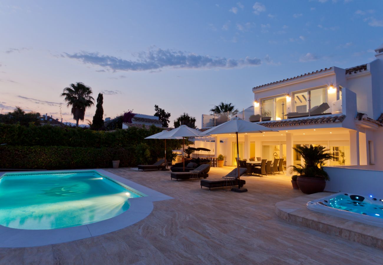 Villa in Marbella - El Rosario Marbella - Luxury 6 bed/bath villa, private pool, jacuzzi