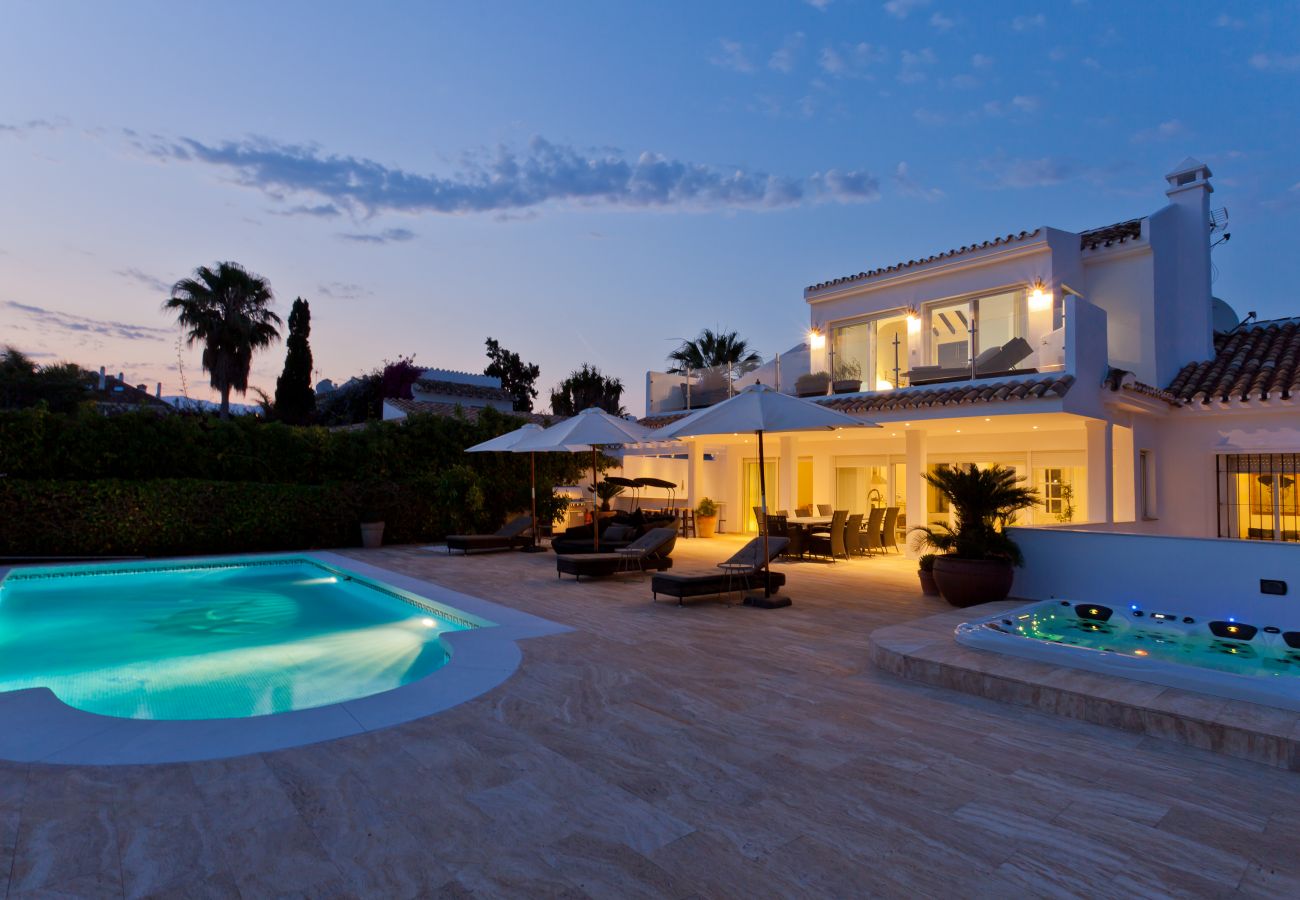 Villa in Marbella - El Rosario Marbella - Luxury 6 bed/bath villa, private pool, jacuzzi