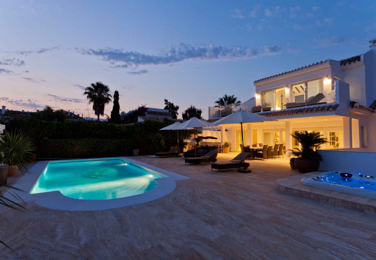 Villa in Marbella - El Rosario Marbella - Luxury 6 bed/bath villa, private pool, jacuzzi