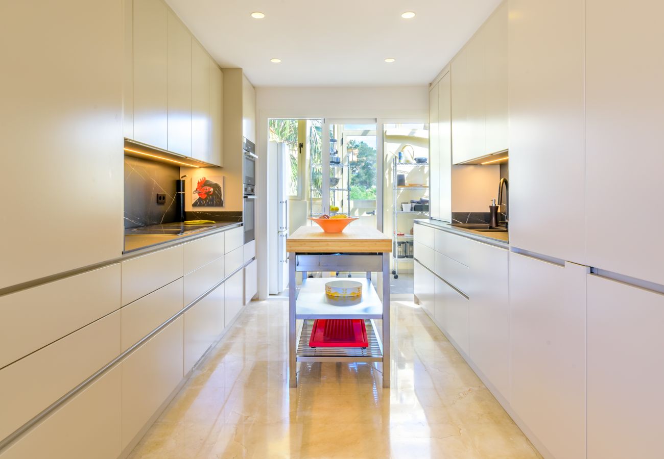 Apartment in Marbella - Elviria Hills Penthouse – Idyllic Golf & Sea View Oasis in Marbella