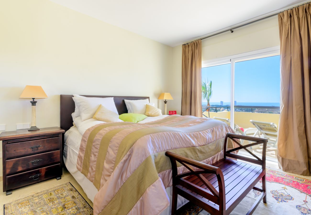 Apartment in Marbella - Elviria Hills Penthouse – Idyllic Golf & Sea View Oasis in Marbella