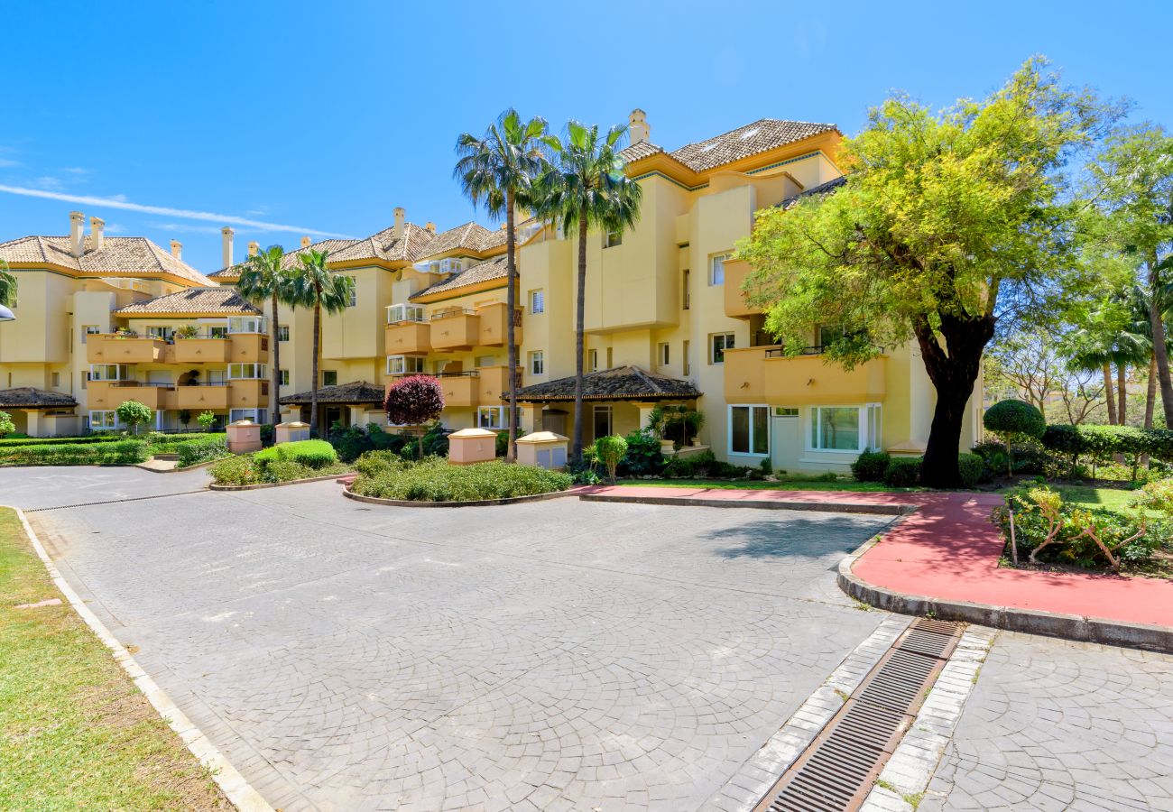 Apartment in Marbella - Elviria Hills Penthouse – Idyllic Golf & Sea View Oasis in Marbella