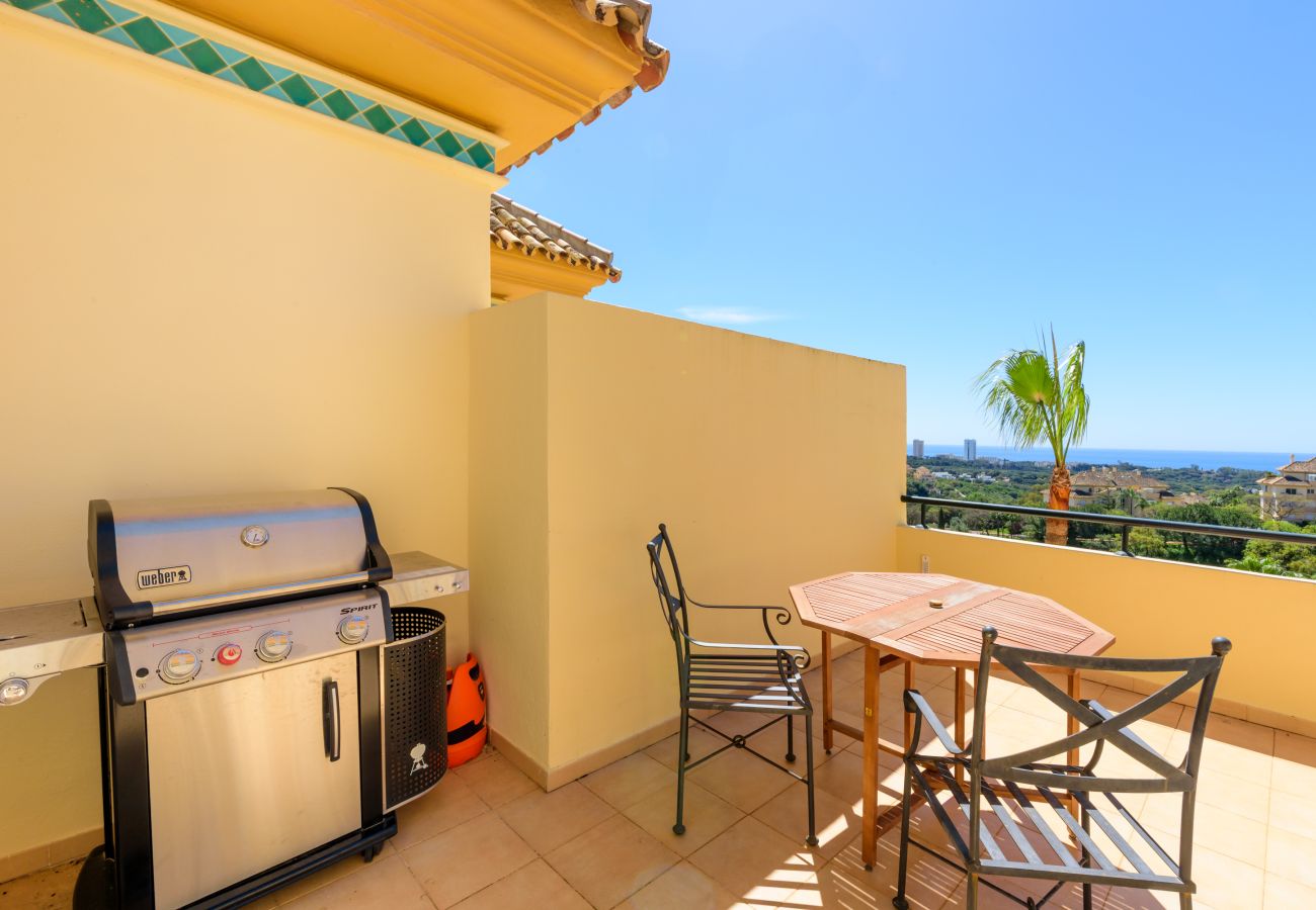 Apartment in Marbella - Elviria Hills Penthouse – Idyllic Golf & Sea View Oasis in Marbella