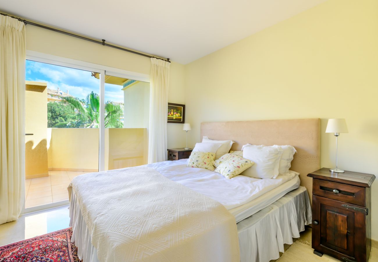 Apartment in Marbella - Elviria Hills Penthouse – Idyllic Golf & Sea View Oasis in Marbella