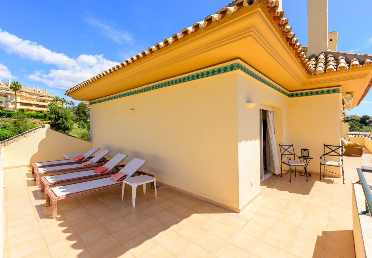 Apartment in Marbella - Elviria Hills Penthouse – Idyllic Golf & Sea View Oasis in Marbella