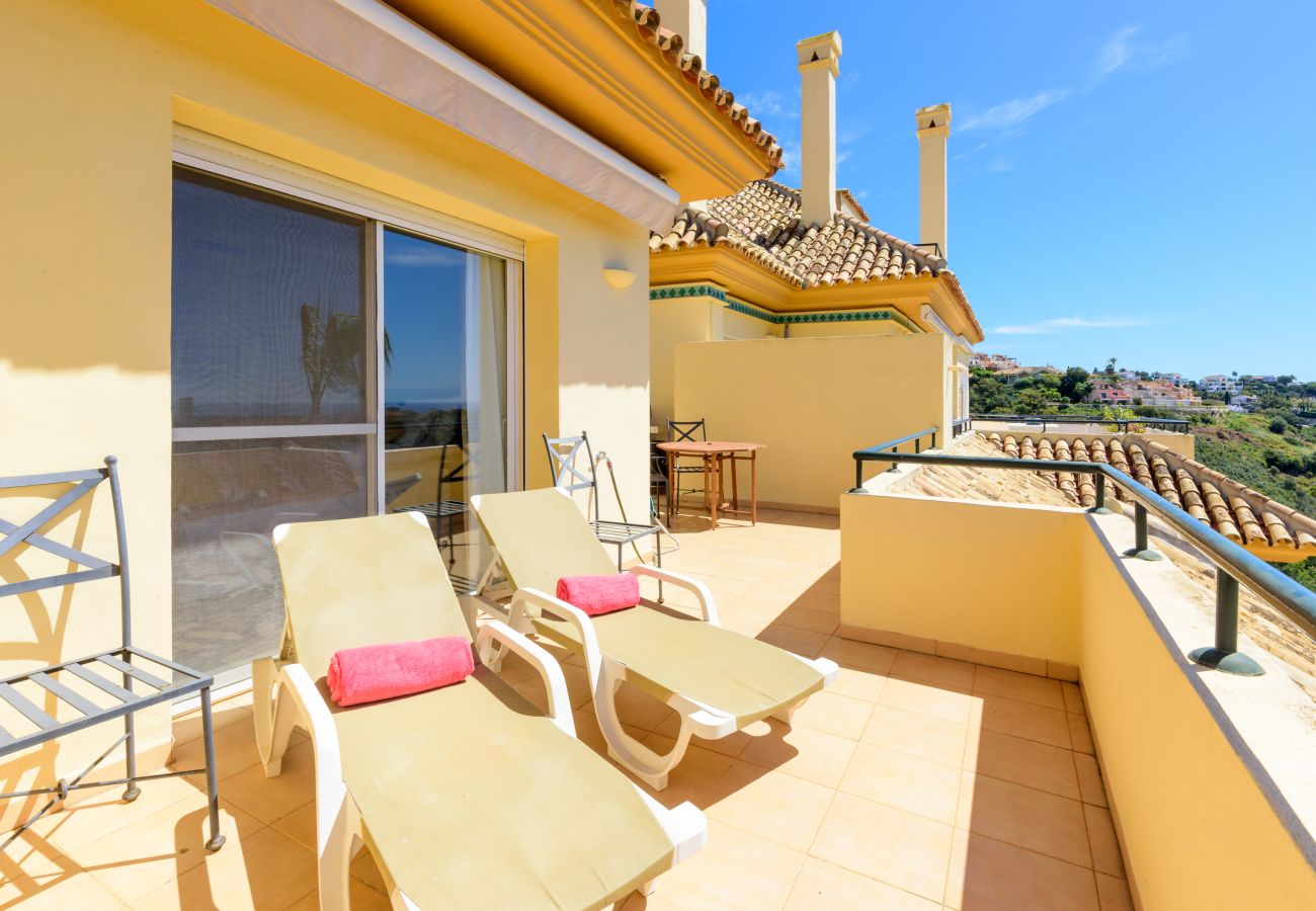 Apartment in Marbella - Elviria Hills Penthouse – Idyllic Golf & Sea View Oasis in Marbella