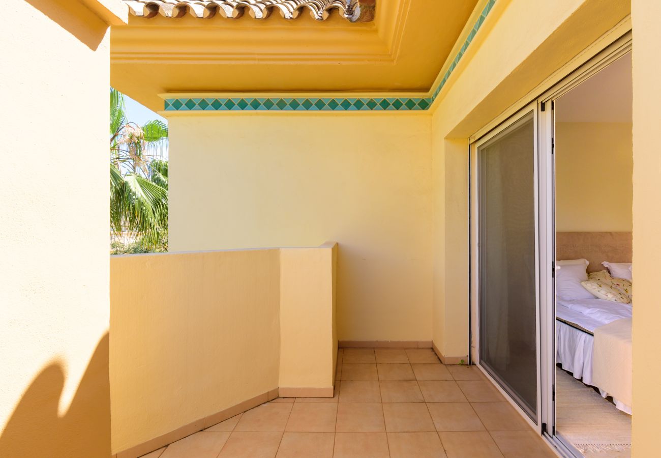 Apartment in Marbella - Elviria Hills Penthouse – Idyllic Golf & Sea View Oasis in Marbella