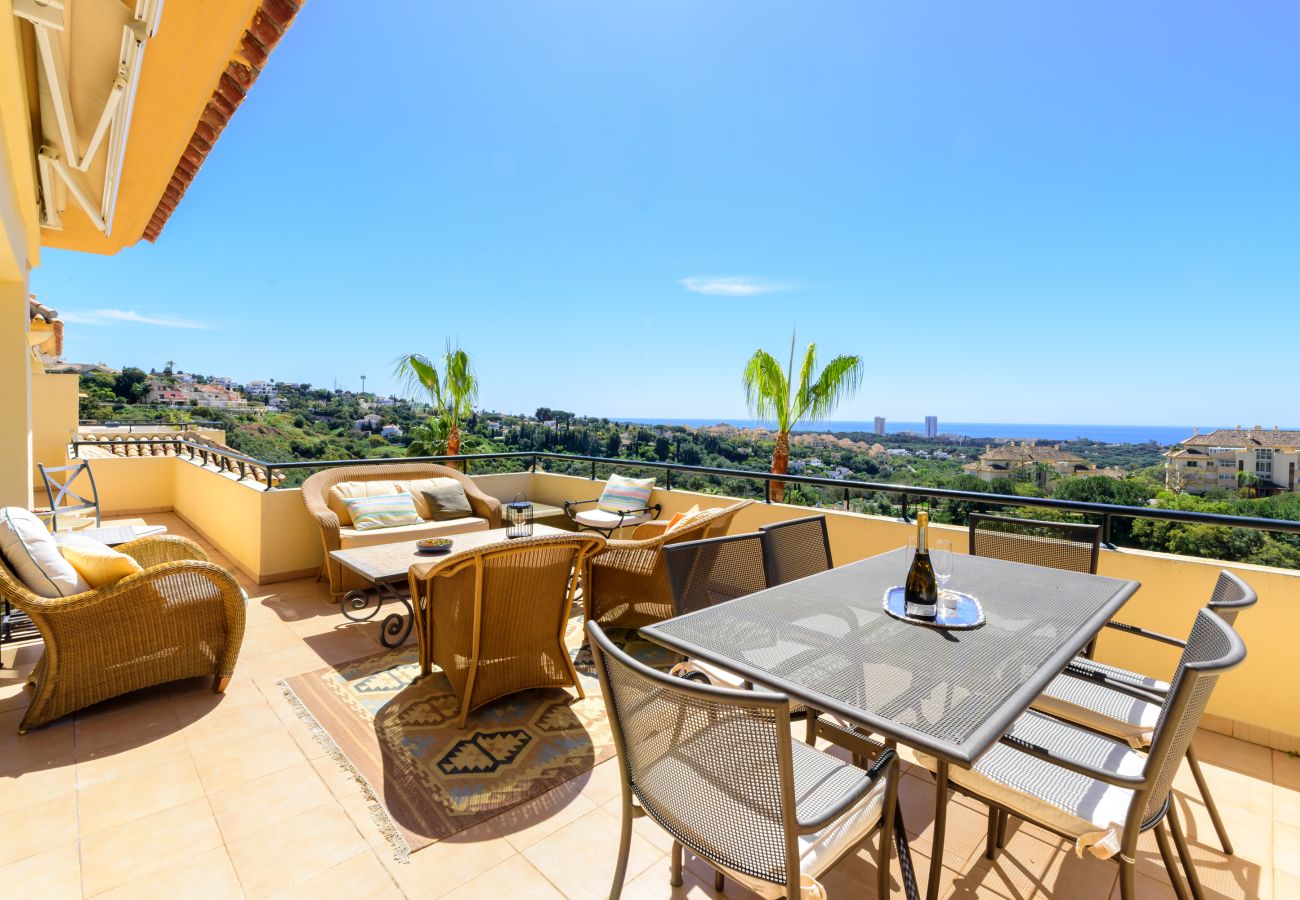 Apartment in Marbella - Elviria Hills Penthouse – Idyllic Golf & Sea View Oasis in Marbella