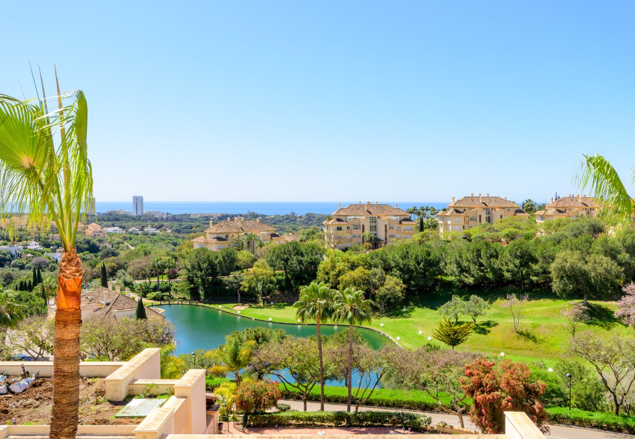 Apartment in Marbella - Elviria Hills Penthouse – Idyllic Golf & Sea View Oasis in Marbella