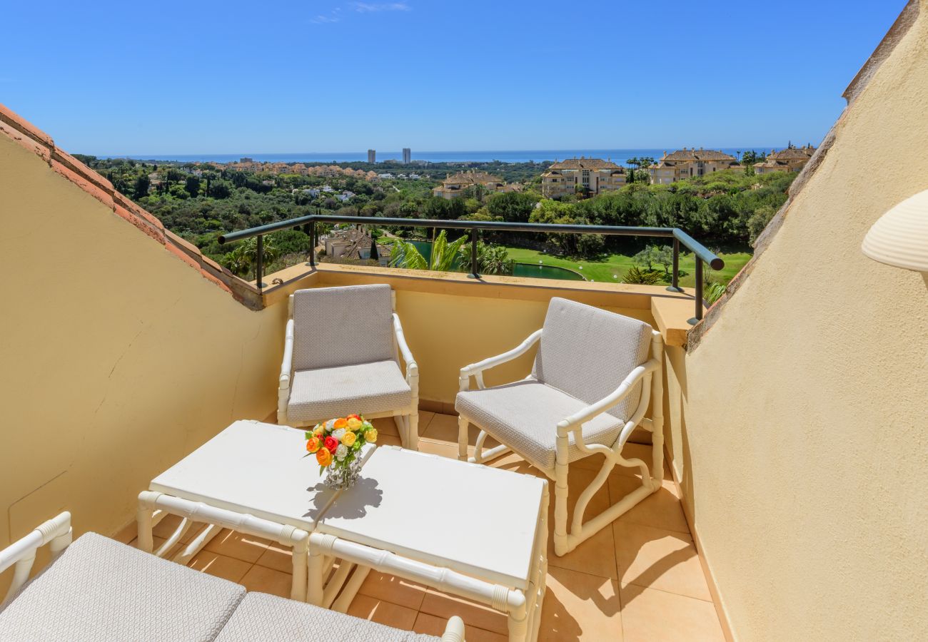 Apartment in Marbella - Elviria Hills Penthouse – Idyllic Golf & Sea View Oasis in Marbella